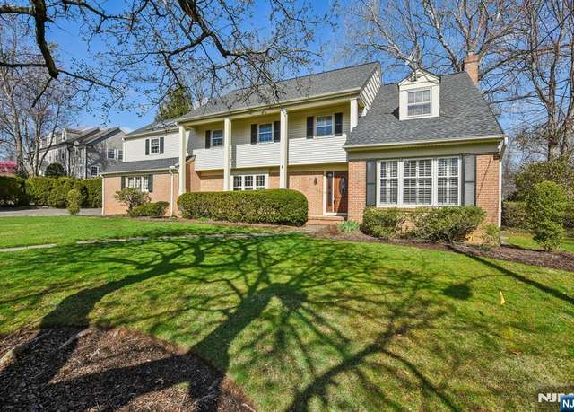 Property at 11 Linda Ln, Summit, NJ 07901, 6 beds, 2.5 baths