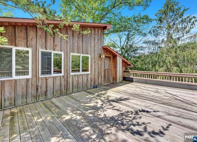 Property at 91 Wood Pl, Bloomingdale, NJ 07403, 3 beds, 1.5 baths