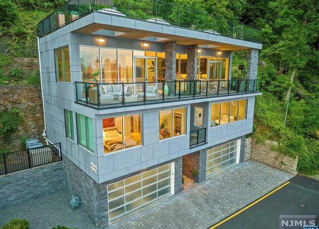 Property at 34 Shore Rd, Edgewater, NJ 07020, 3 beds, 2.5 baths