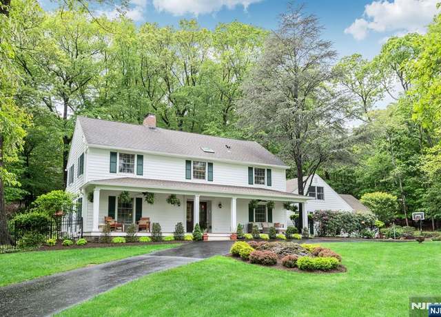 Property at 220 Ottowa Ln, Franklin Lakes, NJ 07417, 5 beds, 3.5 baths