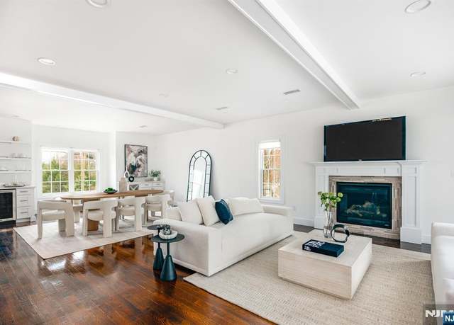 Property at 2 Bona Ct, Park Ridge, NJ 07656, 6 beds, 5 baths