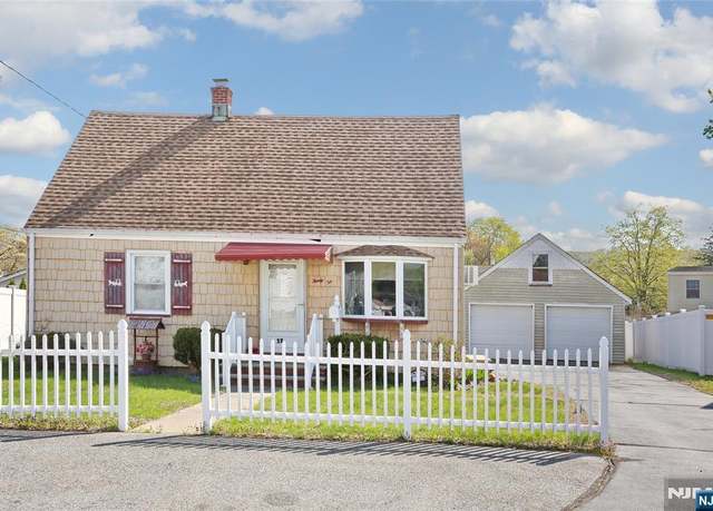 Property at 32 Smith Ave, Wanaque, NJ 07420, 4 beds, 1.5 baths