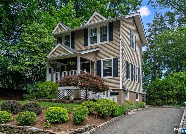 Property at 15 Florence Pl, Caldwell, NJ 07006, 3 beds, 1.5 baths