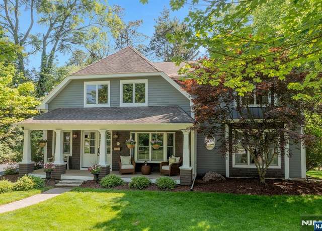 Property at 43 Heights Rd, Allendale, NJ 07401, 4 beds, 2.5 baths