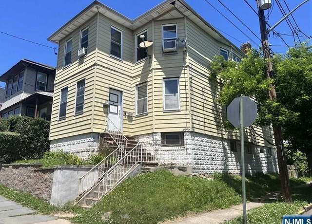 Property at 217 Bergen Ave, Kearny, NJ 07032, 5 beds, 2.5 baths