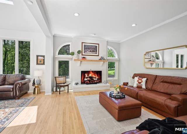Property at 1 Colby Farm Rd, Chester Township, NJ 07930, 4 beds, 3.5 baths