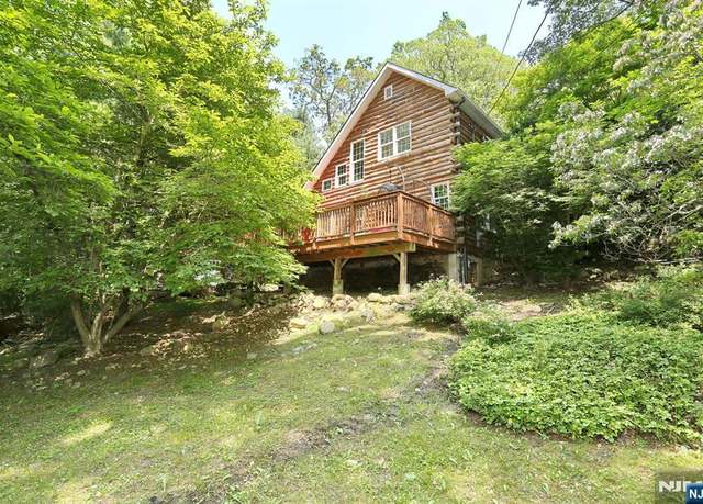 Property at 19 Mohawk Trl, Ringwood, NJ 07456, 2 beds, 2 baths
