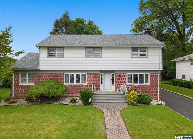 Property at 187 Notch Rd, Clifton, NJ 07013, 4 beds, 2.5 baths