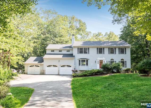 Property at 9 Papoose Trl, Hopatcong, NJ 07821, 3 beds, 2.5 baths