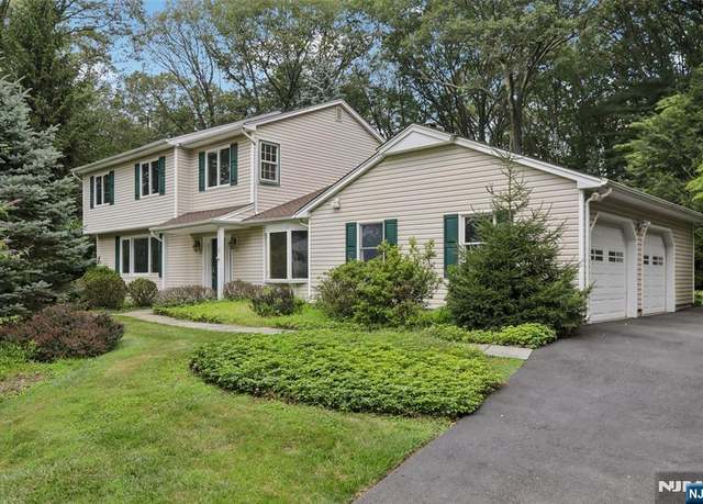 Property at 9 Arrowhead Rd, Mahwah, NJ 07430, 4 beds, 2.5 baths
