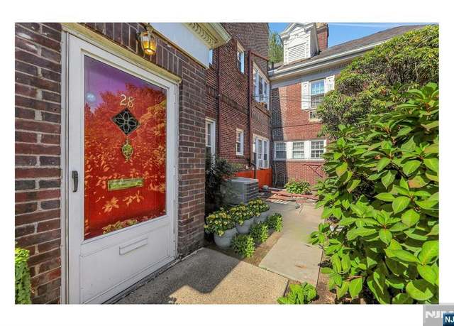 Property at 927 Commonwealth Dr #4, Teaneck, NJ 07666, 3 beds, 2.5 baths