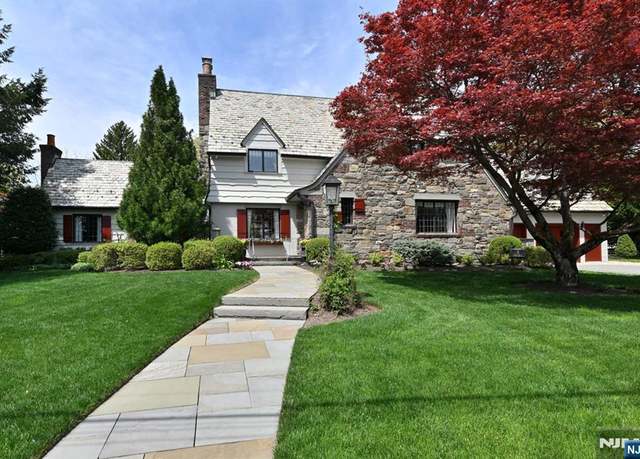 Property at 3 Hollis Dr, Ho-ho-kus, NJ 07423, 4 beds, 6.5 baths
