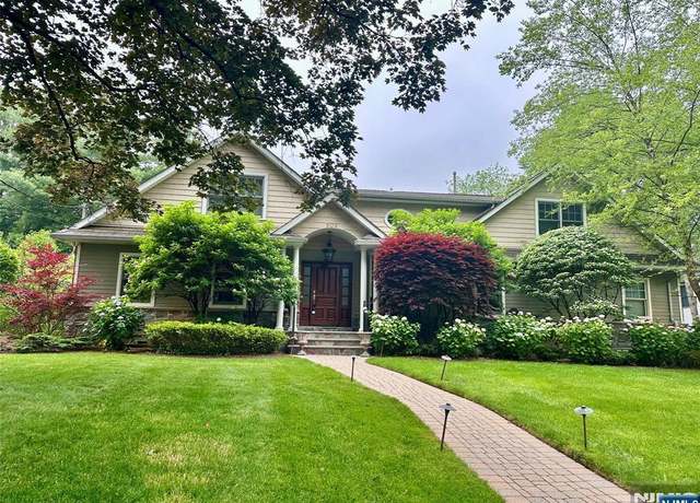 Property at 506 Sunderland Rd, Teaneck, NJ 07666, 6 beds, 4.5 baths