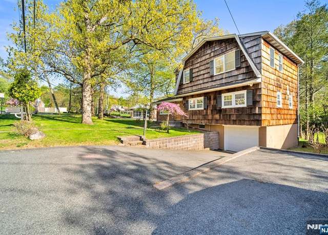 Property at 132 Hiawatha Blvd, Oakland, NJ 07436, 4 beds, 2.5 baths