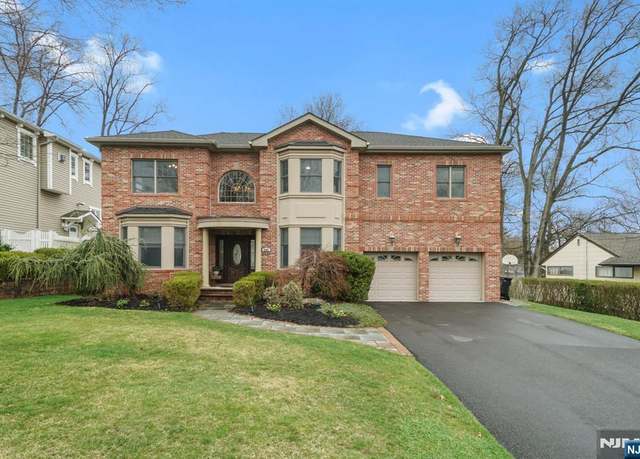 Property at 243 Vivien Ct, Paramus, NJ 07652, 4 beds, 3.5 baths