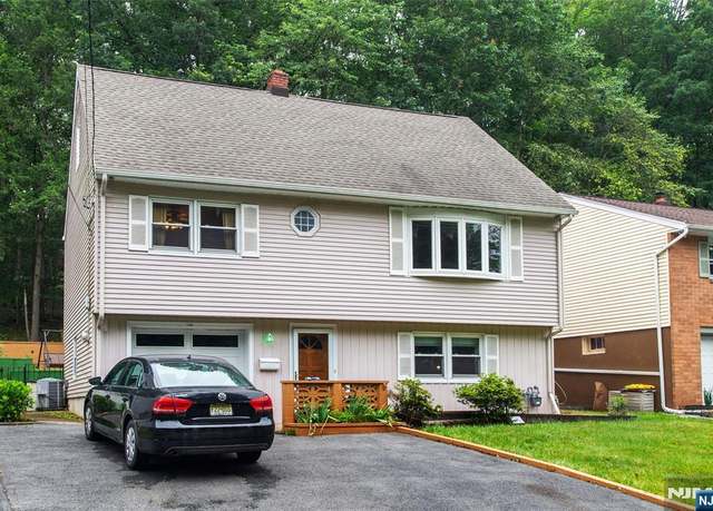Property at 158 Woodhaven Dr, Wayne, NJ 07470, 4 beds, 1.5 baths