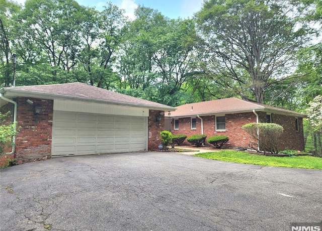 Property at 3 Christine Ct, Kinnelon Borough, NJ 07405, 4 beds, 3 baths