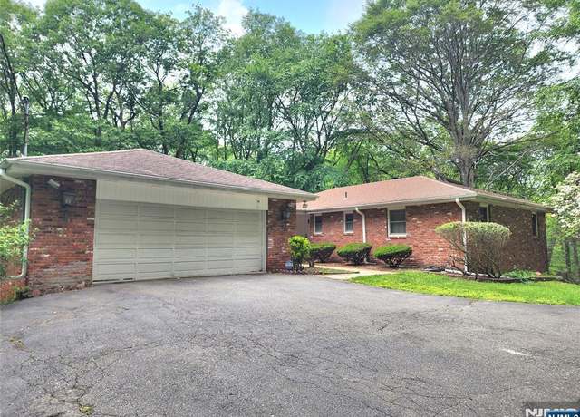 Property at 3 Christine Ct, Kinnelon Borough, NJ 07405, 4 beds, 3 baths