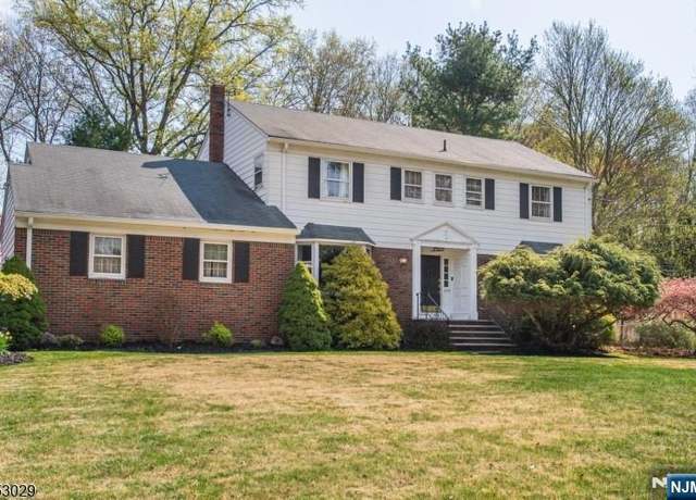 Property at 114 Helen Ct, Franklin Lakes, NJ 07417, 4 beds, 2.5 baths