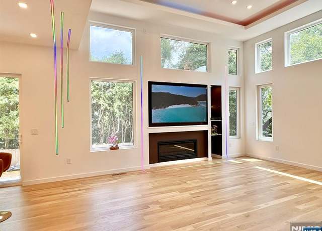 Property at 145 Midwood Rd, Glen Rock, NJ 07452, 5 beds, 5.5 baths