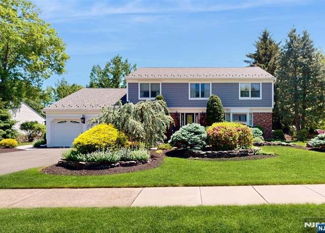 Property at 19 Merrill Dr, Mahwah, NJ 07430, 4 beds, 2.5 baths