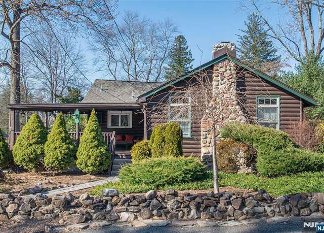 Property at 35 Lenape Trl, Wayne, NJ 07470, 2 beds, 1 bath