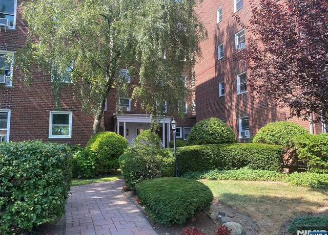 Property at 328 N Plaza Brg Unit 5J, Fort Lee, NJ 07024, 1 bath