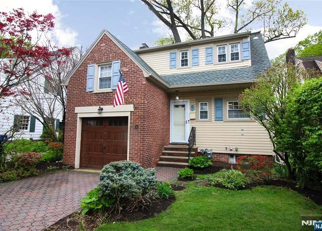 Property at 3 Bedford Pl, Fair Lawn, NJ 07410, 3 beds, 1.5 baths
