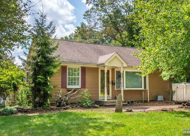 Property at 5 Loyola Pl, Oakland, NJ 07436, 3 beds, 2 baths