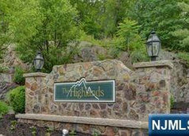 Property at 158 Mountainside Dr, Pompton Lakes, NJ 07442, 2 beds, 2.5 baths