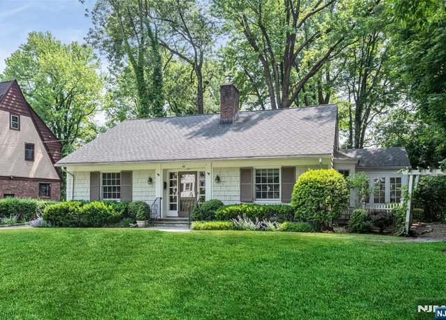 Property at 40 Bowers Rd, Caldwell, NJ 07006, 4 beds, 3 baths