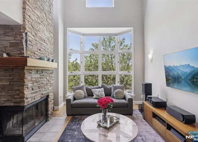 Property at 310 Hancock Ct, Edgewater, NJ 07020, 3 beds, 2.5 baths