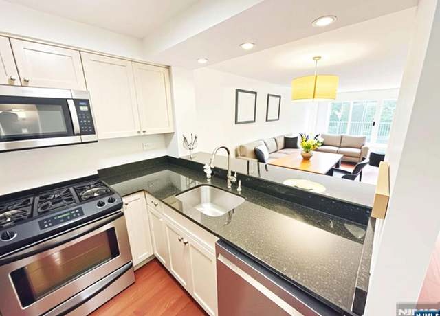 Property at 306 Williams Ct Unit U306, Edgewater, NJ 07020, 2 beds, 2 baths