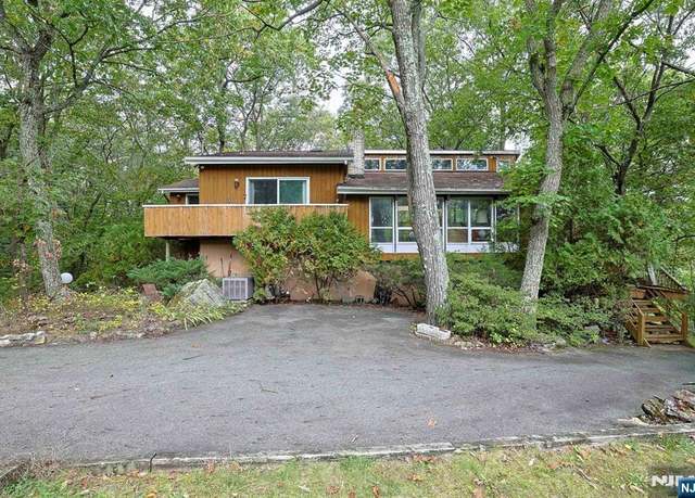 Property at 111 Buena Vista Dr, Ringwood, NJ 07456, 3 beds, 2.5 baths