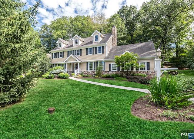 Property at 200 Ottowa Ln, Franklin Lakes, NJ 07417, 5 beds, 3 baths