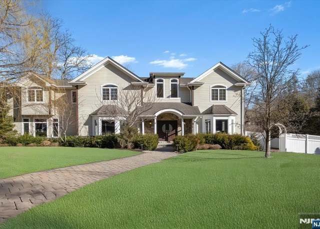 Property at 200 Anthony Pl, Wyckoff, NJ 07481, 5 beds, 5.5 baths
