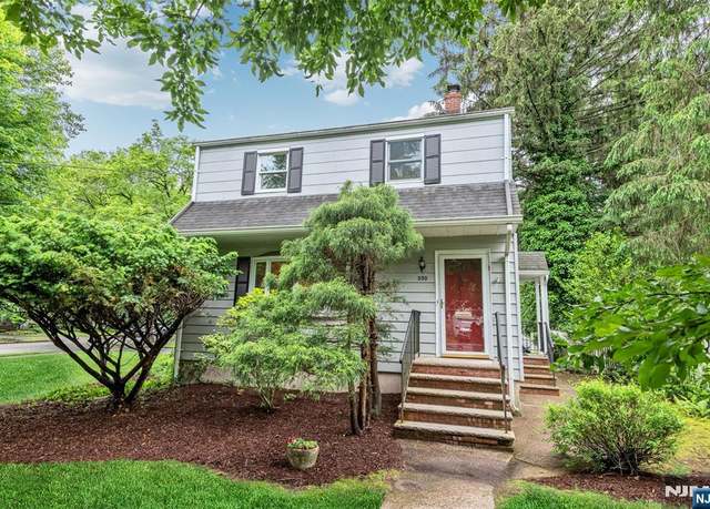 Property at 330 Vesta Ct, Ridgewood, NJ 07450, 3 beds, 1.5 baths