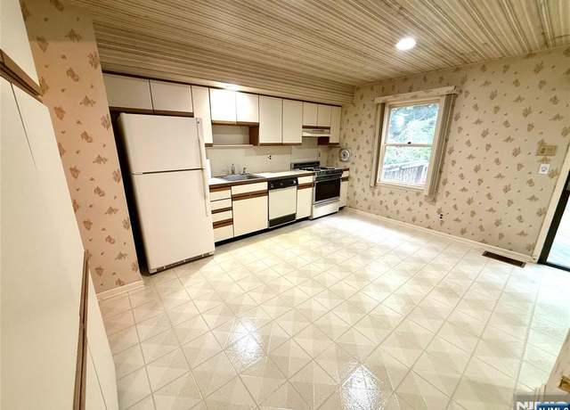 Property at 146 Garside Ave #5, Wayne, NJ 07470, 2 beds, 2.5 baths