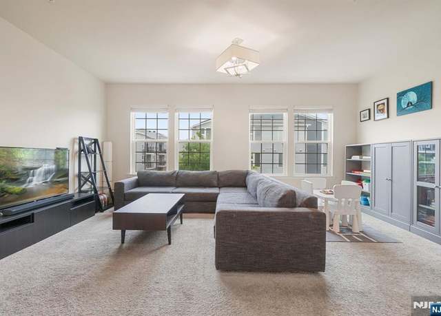 Property at 4 Marshall Ln, Wood Ridge, NJ 07075, 4 beds, 2.5 baths