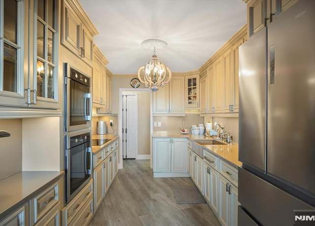 Property at 1 Claridge Dr #202, Verona, NJ 07044, 1 bed, 1.5 baths