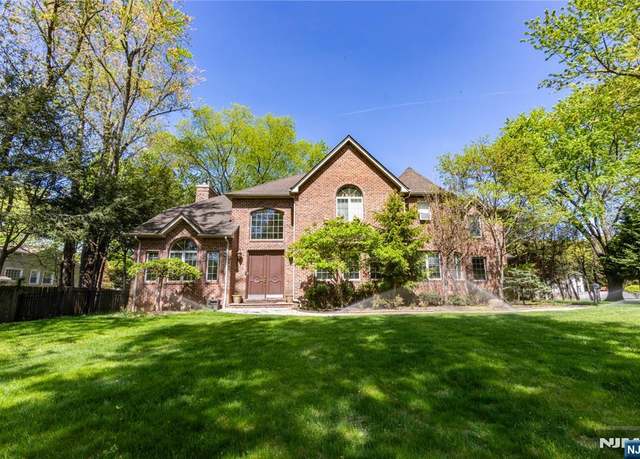 Property at 5 Kenyon Ct, Norwood, NJ 07648, 4 beds, 4.5 baths
