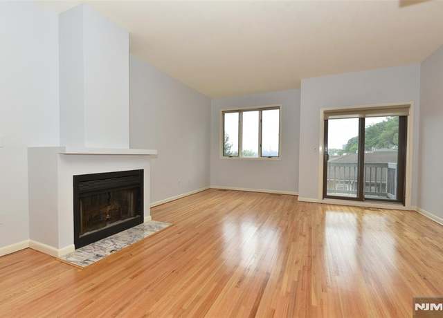 Property at 8 Massa Ln, Edgewater, NJ 07020, 3 beds, 3 baths