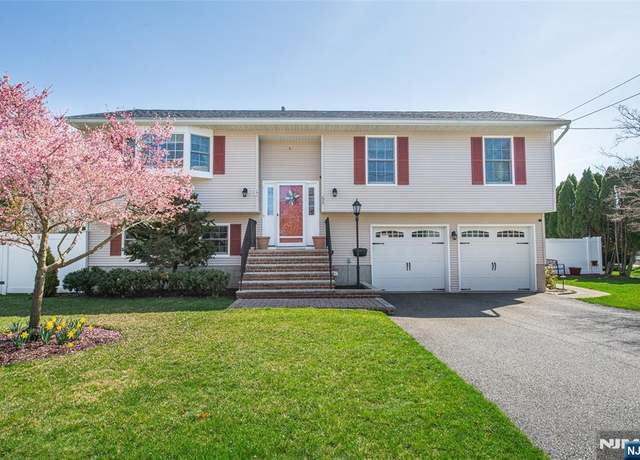 Property at 135 Romain Ave, Pompton Lakes, NJ 07442, 3 beds, 2.5 baths
