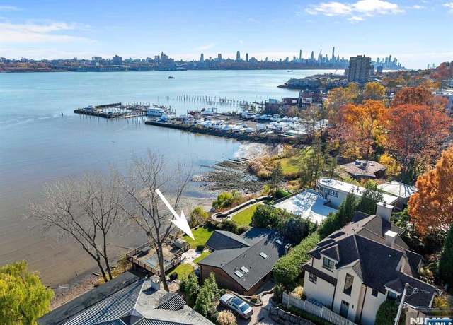 Property at 11 Palisade Plz, Edgewater, NJ 07020, 3 beds, 2.5 baths