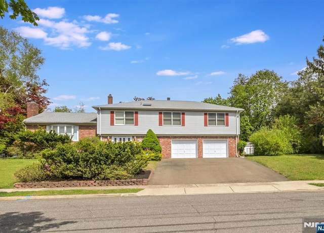 Property at 10 Emerson Pl, Wayne, NJ 07470, 4 beds, 3.5 baths