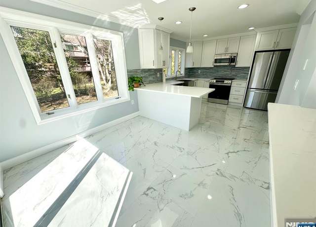 Property at 44 Southerland Dr, Mahwah, NJ 07430, 4 beds, 2.5 baths