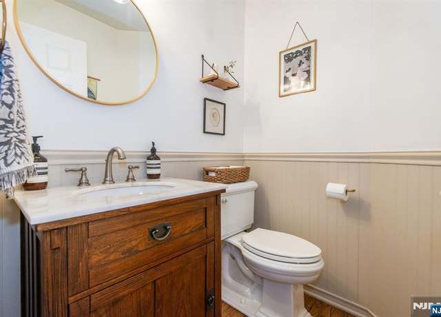 Property at 132 Summit Rdg, Pompton Lakes, NJ 07442, 2 beds, 2.5 baths