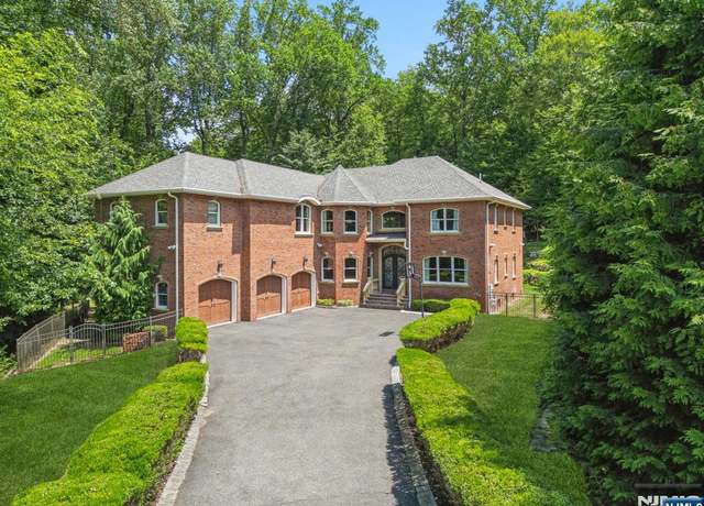 Property at 3 Laura Ln, Oakland, NJ 07436, 5 beds, 4.5 baths