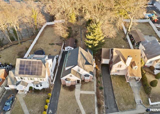 Property at 2080 Jones Rd, Fort Lee, NJ 07024, 3 beds, 3.5 baths