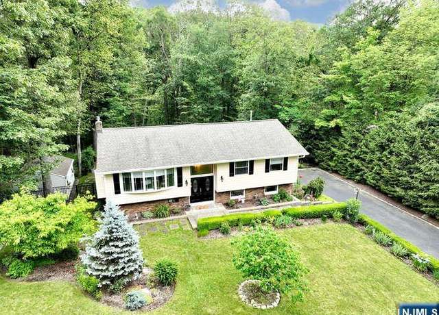 Property at 110 Fieldstone Dr, Ringwood, NJ 07456, 4 beds, 2.5 baths